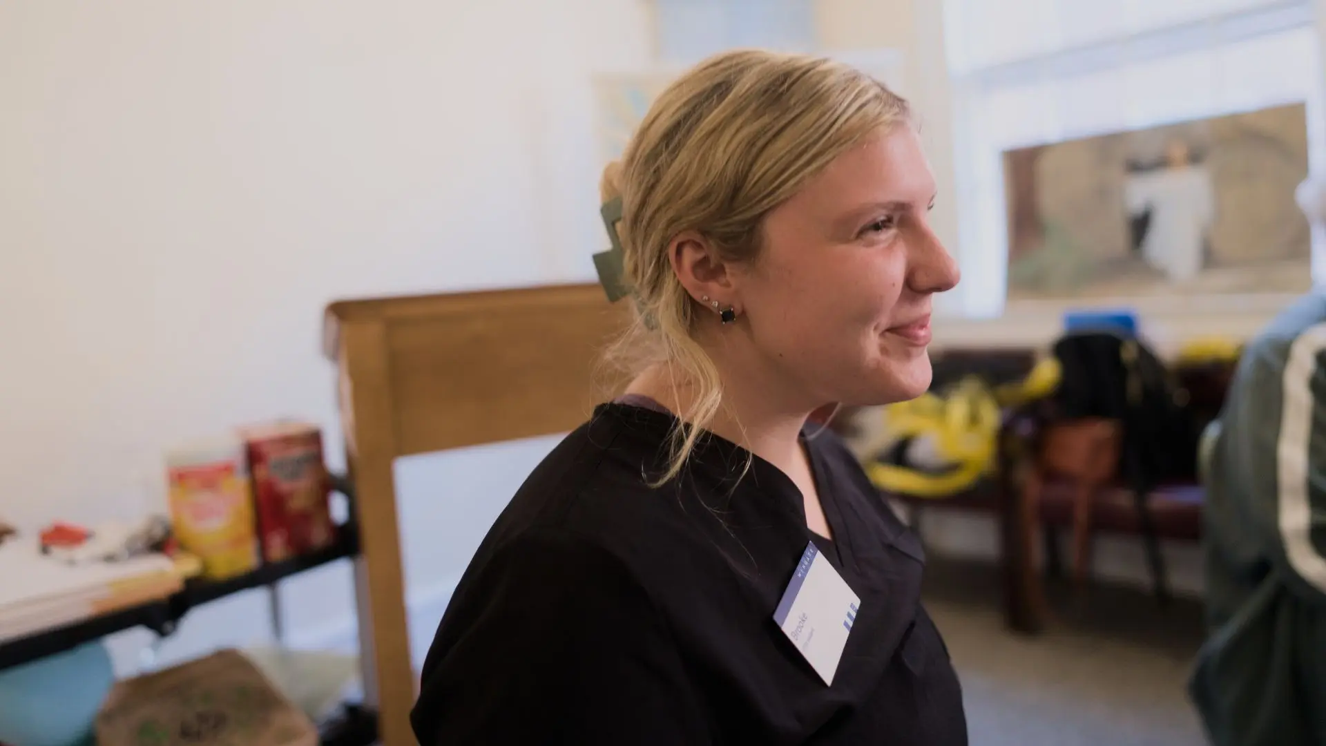 photo of a univerisyt intern smiling during a dementia support session at the Magnolia Center for Brain Health
